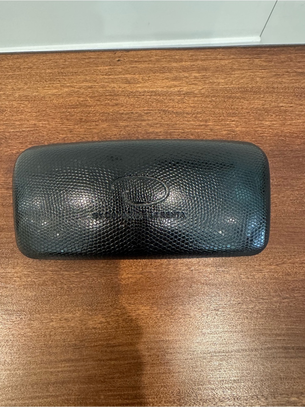 Oscar De La Renta
Black Textured Sunglasses case